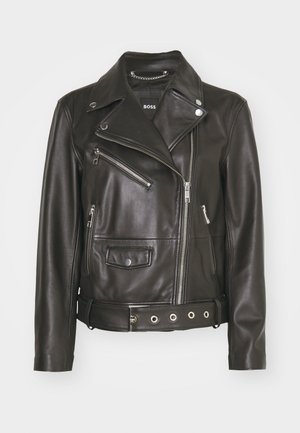 Giubbotto da moto in pelle marrone con zip asimmetriche, molteplici tasche con zip, vita con cintura e dettagli in metallo argento.