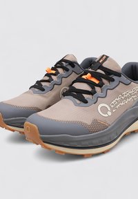 Baskets de course en beige et gris, avec une tige en maille texturée et des lacets oranges. Présente une semelle en caoutchouc avec des motifs de grip pour une meilleure adhérence.