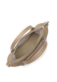 Borsa in pelle beige con due manici corti, chiusura con zip e superficie liscia. L'interno presenta una tasca singola e rivestimento in tessuto.