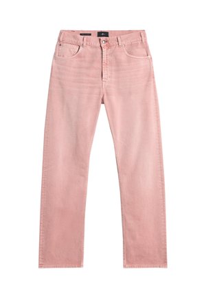 Różowe jeansy o prostych nogawkach z przednimi kieszeniami, szlufkami na pasek oraz zapięciem na guzik i suwak, ułożone płasko na białym tle.