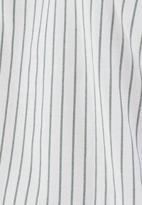 Hvitt stoff med jevnt fordelte tynne vertikale grå striper, med lette folder og tekstur.