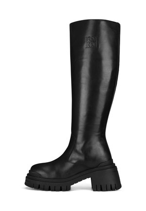 Botas altas hasta la rodilla de cuero negro con suela gruesa, con un logo en relieve sutil y un acabado liso y brillante. Tacón grueso con detalles acanalados.