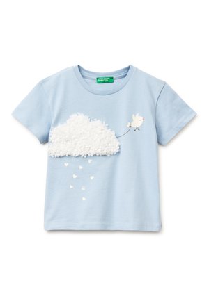 Lichtblauw T-shirt met korte mouwen met een gestructureerde witte wolk en een kleine vogel die de wolk vasthoudt aan een touwtje, met kleine hartvormige regendruppels eronder.