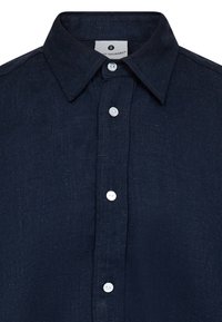 Marineblauw linnen shirt met een button-down kraag. Heeft witte knopen en een gestructureerde stof. Etiket zichtbaar onder de kraag.