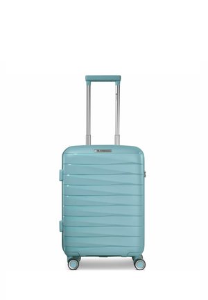 Valise rigide bleu clair avec poignée télescopique déployée et quatre roulettes pivotantes, debout sur fond blanc.