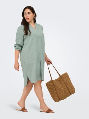 ONLY Carmakoma CARTHYRA - Robe chemise - abyss