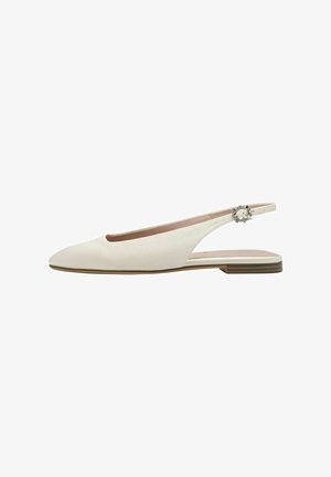 Flacher Slingback-Schuh aus cremefarbenem Stoff mit spitzer Kappe, seitlichem Ausschnitt und dekorativem Metallakzent an der Ferse. Flache, braune Sohle.