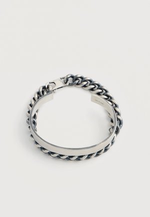 Pulsera de tono plateado con un diseño de eslabones gruesos combinado con una banda lisa y sólida y cierre de broche.