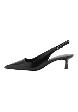 Zapato de tacón bajo tipo kitten slingback de cuero negro con punta afilada y correa ajustable con hebilla.