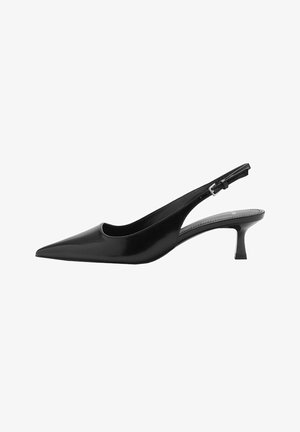 Czarny sandał na niskim obcasie typu kitten heel ze skóry, z ostrym noskiem i regulowanym paskiem na klamrę.