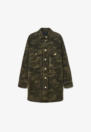 Camisa chaqueta de pana de manga larga en camuflaje verde y marrón, con cuello, cierre de botones y dos bolsillos de solapa en el pecho.