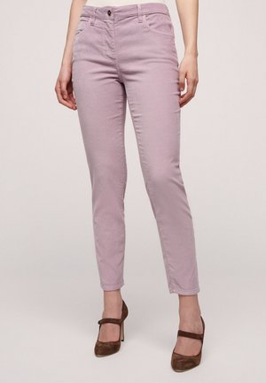 Vaalean violetit slim-fit-chinosit, joissa on teksturoitu kangas, viisi taskua ja etunappikiinnitys. Yhdistetty ruskeisiin korkokenkiin.