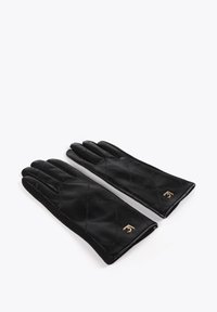 Černé kožené rukavice s prošívaným vzorem a lesklým povrchem. Detaily zahrnují malou zlatou akcentaci loga na manžetě.