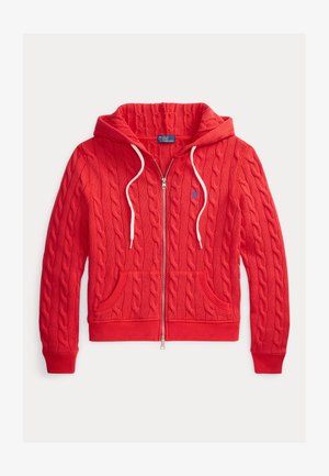 Sudadera con capucha de tejido de punto grueso en color rojo con cremallera, cordones blancos, bolsillos frontales, puños acanalados y un pequeño logotipo azul bordado en el pecho.