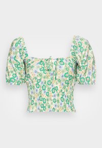 Blusa floral com mangas curtas bufantes, apresentando um padrão de flores em verde, azul e amarelo sobre um tecido claro e um decote quadrado.