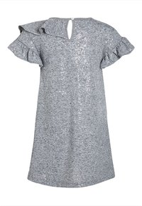 Vestido gris con mangas cortas de volantes, tela texturizada, lentejuelas en la parte delantera y cierre en la espalda en forma de ojal. Silueta de corte holgado.