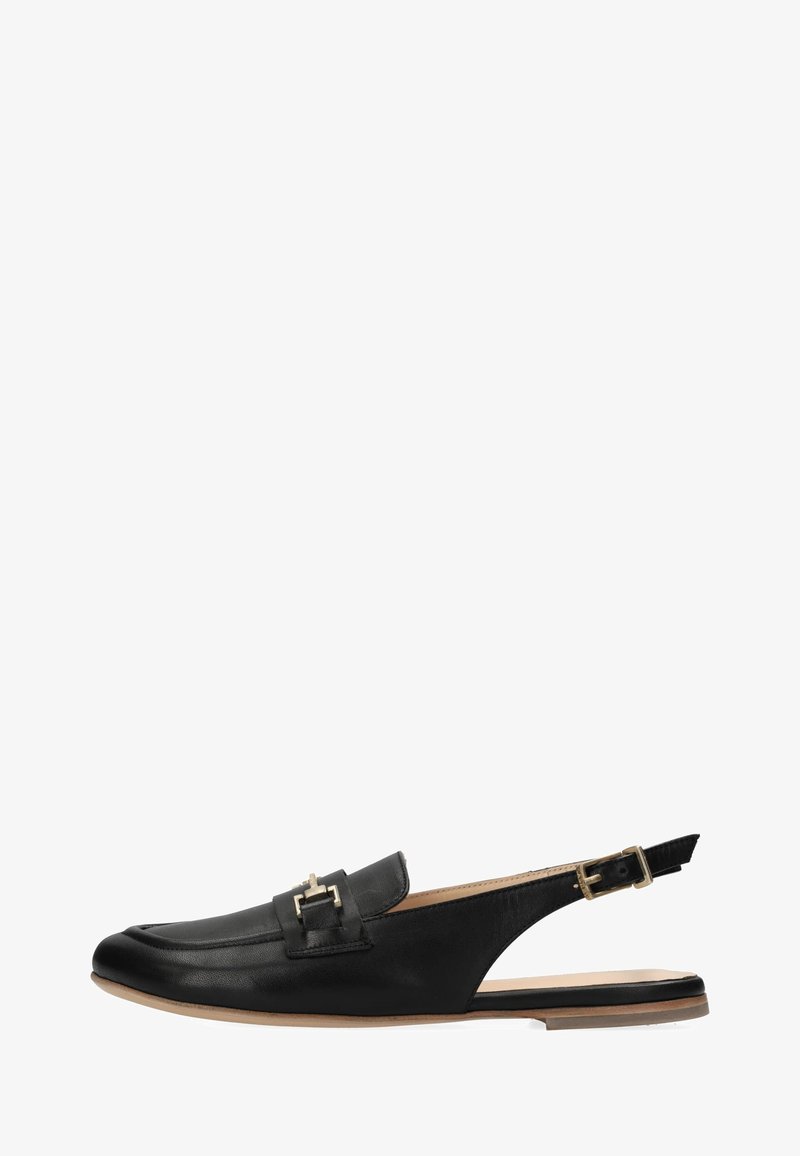 Zwart leren slingback schoen met een platte zool, afgeronde neus en decoratieve gesp op het bovenwerk. Soepele textuur en minimalistisch ontwerp.