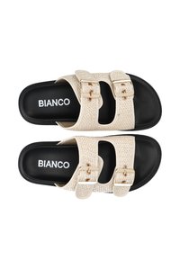 Beige sandaler med två breda remmar, vävd textur, guldtonade spännen och svart fotbädd. Varumärket "BIANCO" tryckt i vitt.