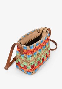 Bolso de mano tejido con un patrón colorido de azul, verde, naranja y rojo. Cuenta con una correa de cuero marrón y un forro de tela marrón con cremallera.