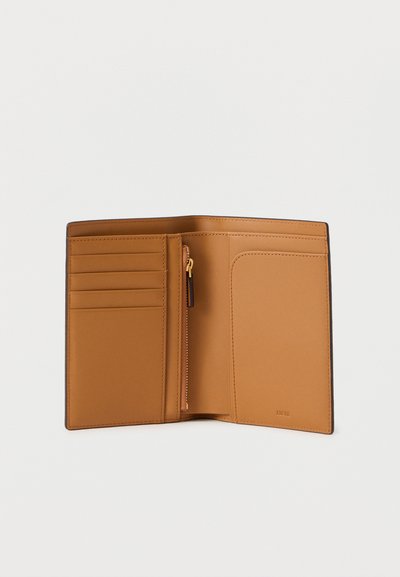 Ταμπά δερμάτινο πορτοφόλι με πολλαπλές θήκες για κάρτες, μία τσέπη με φερμουάρ και ομαλή υφή. Το εσωτερικό διαθέτει καθαρές γραμμές και δεν έχει ορατά σχέδια.