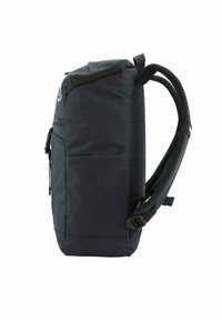 Zaino nero con lati imbottiti, spallacci in rete, numerose tasche con zip e una forma rettangolare elegante. I materiali sembrano resistenti e idrorepellenti.