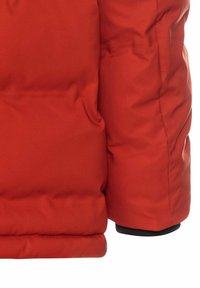 Rød polstret jakke med en glat overflade, der har høj krave og sort detalje ved manchetterne. Designet inkluderer syede sektioner til isolering.