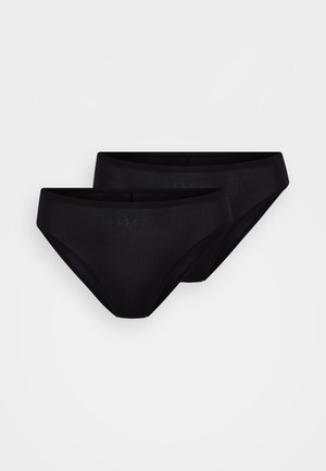Zwarte bikini slipjes, tweedelig, gemaakt van een gladde stof. Heeft een lage taille en een subtiele logo aan de voorkant. Zachte textuur.