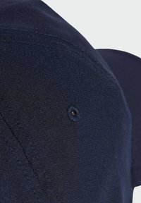 Granatowa czapka baseballowa wykonana z fakturowanej tkaniny, z przeszywaną szwem i małym otworem wentylacyjnym. Klasyczny design, zakrzywiony daszek.