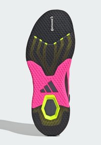 Εξωτερική σόλα αθλητικού παπουτσιού Adidas με ροζ και μαύρο χρωματικό σχέδιο, υφή επιφάνειας, χαρακτηριστικό μοτίβο πέλματος και σήμανση Continental.