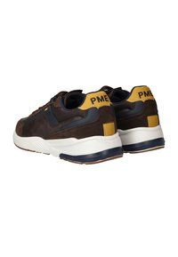 Bruine suède en mesh sneakers met blauwe accenten, witte tussenzool, gele hieltab gemarkeerd met "PME," en een gestructureerde rubberen buitenzool.