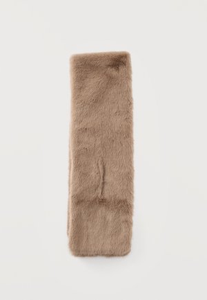 Une écharpe en fausse fourrure beige est posée à la verticale sur un fond blanc uni.