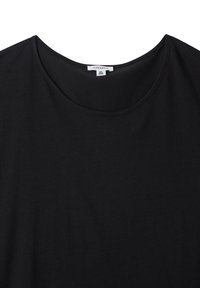 T-shirt nero a maniche corte con scollo rotondo, realizzato in tessuto morbido. L'etichetta mostra le taglie XL e 2XL, con una texture liscia e un design semplice.