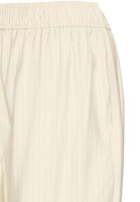 Lysecremede, stribede bukser med elastisk talje og sidelommer. Glat overflade med diskrete lodrette linjer.