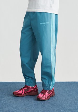LINEAR GRAPHIC PANT - Jogginghose - big teal/white/taffy blue