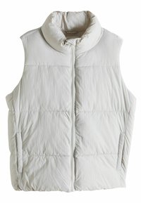 Chaleco acolchado sin mangas de color gris claro, con un alto cuello, cierre frontal con cremallera y bolsillos laterales; textura suave y acolchada.