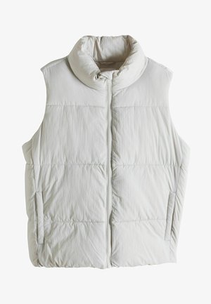 Lichtgrijze, mouwloze puffervest met een hoge kraag, voorkant met ritssluiting en zijzakken; gladde, gewatteerde textuur.