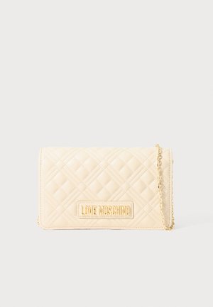 Bolso cruzado de cuero acolchado crema con cadena dorada y placa de logo dorado "LOVE MOSCHINO" en la solapa frontal.