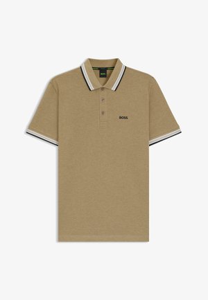 Camisa polo de algodón beige con cuello a rayas en blanco y negro, tres botones y el logotipo "BOSS" bordado en el pecho.