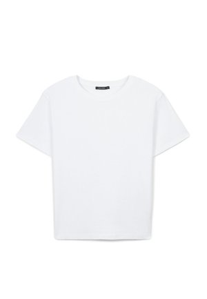 T-shirt bianco in cotone, maniche corte, scollo rotondo, vestibilità ampia, colore uniforme, senza motivi o decorazioni, texture liscia.