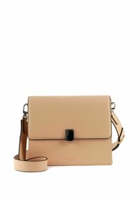 Sac bandoulière en cuir beige avec fermeture à rabat, accent en métal noir et bandoulière réglable. Texture lisse avec un détail de marque subtil.