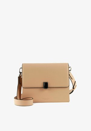 Sac bandoulière en cuir beige avec fermeture à rabat, accent en métal noir et bandoulière réglable. Texture lisse avec un détail de marque subtil.