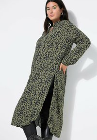 Vestido largo de estampado de leopardo verde, con escote abotonado, aberturas laterales y mangas largas, hecho de una tela suave y ligera.