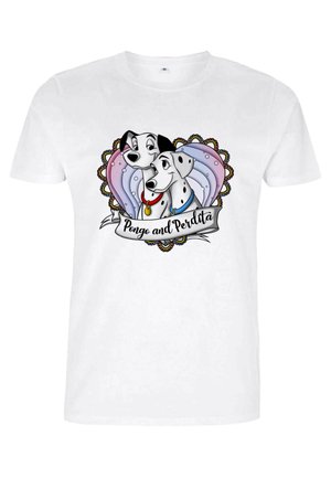 T-shirt bianco in cotone con una grafica di due Dalmata circondati da una forma di cuore colorata con accenti decorativi e un banner.