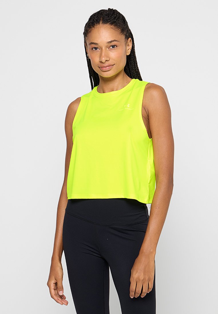 Top corto de color amarillo neón hecho de material ligero, con un sencillo cuello redondo y diseño sin mangas, combinado con leggings oscuros.
