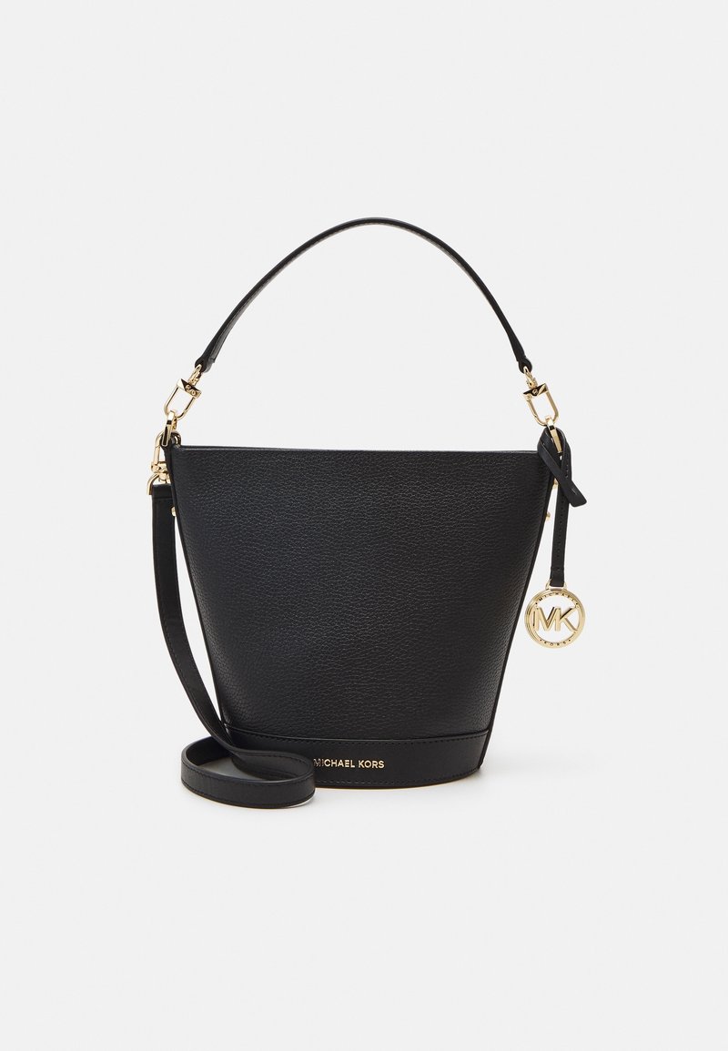 Borsa a secchiello nera in pelle con hardware dorato, dotata di manico superiore e tracolla rimovibile. Include un portachiavi con logo.