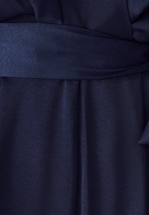 Vestido cruzado azul marino hecho de una tela suave. Presenta un cinturón ancho en la cintura y un detalle de plisado, que ofrece una textura suave y un caído elegante.