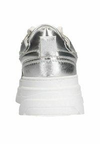 Silberner Sneaker mit einer glatten, reflektierenden Oberfläche, weißer Gummisohle, runder Form und genähten Details an der Ferse.