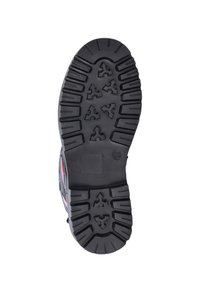 Zwarte rubberen zool met diepe noppen, voorzien van een geometrisch patroon en een rechthoekig blok. Stevig ontwerp voor grip en duurzaamheid.