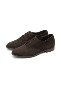 Pantofi din nubuc maro cu o textură netedă, vârful rotunjit și cusături subtile. Prezintă un design cu șireturi și un toc joasă, plat.