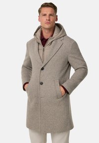 Cappotto in misto lana grigio con una vestibilità sagomata, con chiusura a bottoni, rever a incasso e fodera imbottita beige con cappuccio rimovibile.